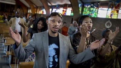 Жители ЮАР скорбят о смерти Нельсона Манделы - ảnh 1