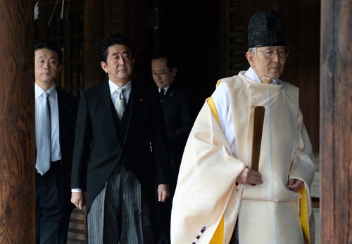 Посещение японским премьером храма Ясукуни вызвало неоднозначную реакцию у мирового сообщества - ảnh 1