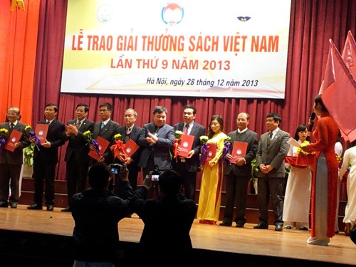В Ханое состоялась церемония вручения приза «Книги Вьетнама – 2013» - ảnh 1