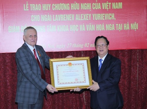 Во Вьетнаме вручили медаль Дружбы директору РЦНК в Ханое А. Лавреневу - ảnh 1