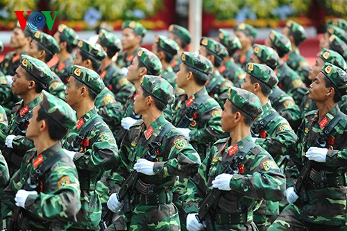 Военный парад в честь 40-летия cо Дня воссоединения Вьетнама - ảnh 10