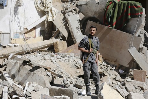 Не менее 21 человека погибли в результате авиаударов арабской коалиции по столице Йемена - ảnh 1