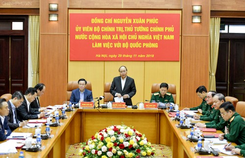 Премьер-министр Вьетнама провёл рабочую встречу с руководством Министерства обороны - ảnh 1