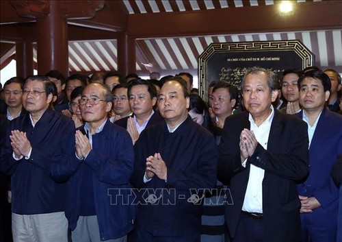 Премьер-министр Нгуен Суан Фук зажёг благовония в память о президенте Хо Ши Мине - ảnh 1