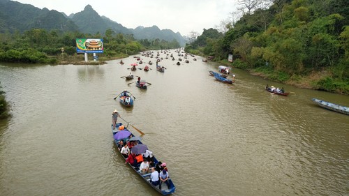 По всему Вьетнаму начались весенние праздники - ảnh 1