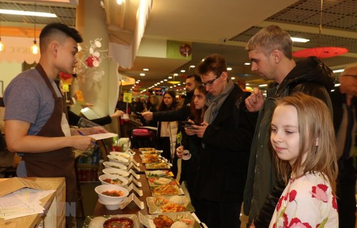 В Москве прошёл 8-й фестиваль вьетнамской уличной еды  - ảnh 1