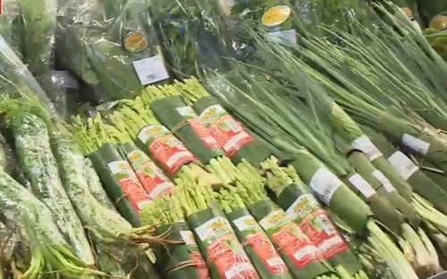 Во Вьетнаме многие супермаркеты используют банановые листья для упаковки продуктов - ảnh 1