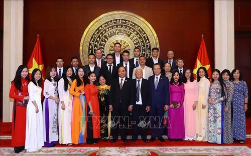 Нгуен Суан Фук посетил посольство Вьетнама в Китае - ảnh 1