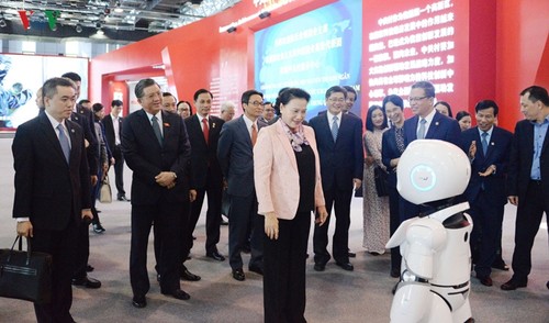 Спикер вьетнамского парламента посетила выставочный центр Чжунгуаньцунь Китая - ảnh 1