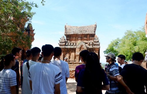Молодые эмигранты посетили объекты культурного наследия народности Тям в провинции Ниньтхуан - ảnh 1