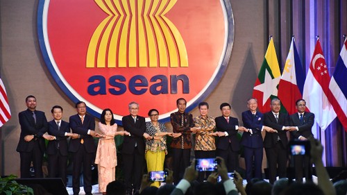 Церемония поднятия флага АСЕАН, приуроченная к празднованию 52-й годовщины образования Ассоциации - ảnh 1