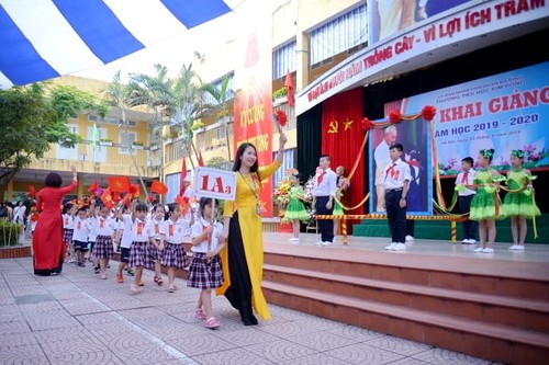 Во Вьетнаме более 22 млн школьников начали новый учебный год - ảnh 10