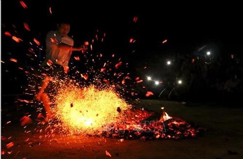 Субэтническая группа Заодо в провинции Диенбиен сохраняет ритуал танца на раскалённых углях - ảnh 2