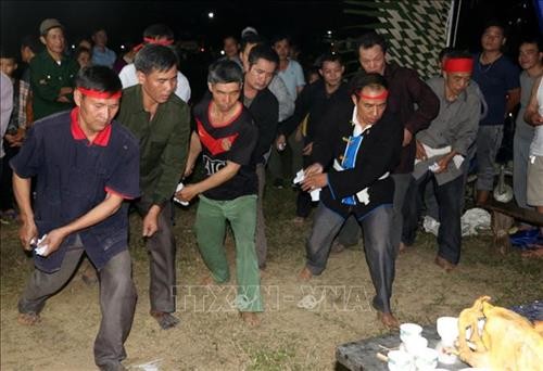 Субэтническая группа Заодо в провинции Диенбиен сохраняет ритуал танца на раскалённых углях - ảnh 1