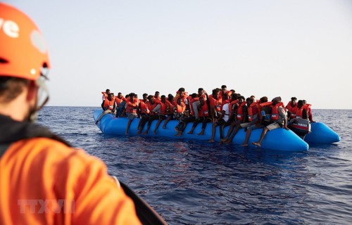 Береговая охрана Ливии спасла сотни беженцев вблизи Триполи - ảnh 1