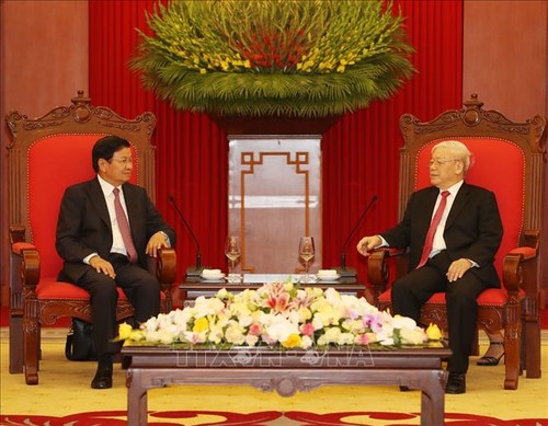 Генсек ЦК КПВ, президент Нгуен Фу Чонг принял премьер-министра Лаоса Тхонглун Сисулита - ảnh 1