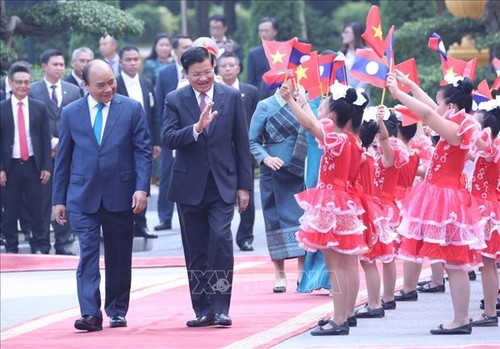 Лаосские СМИ ярко осветили официальный визит во Вьетнам премьер-министра Лаоса - ảnh 1