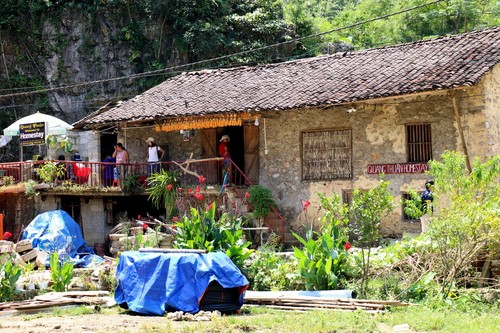 Каменный дом на сваях народности Таи в деревне Кхуойки провинции Каобанг - ảnh 1