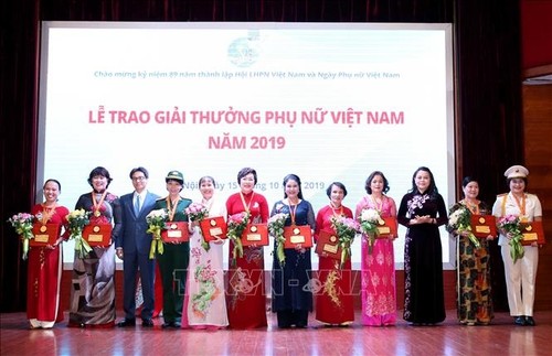 Состоялась церемония вручения премии «Вьетнамская женщина» 2019 года - ảnh 1