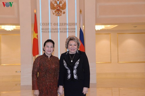 Председатель Национального собрания Вьетнама встретилась со спикером Совета Федерации России  - ảnh 1