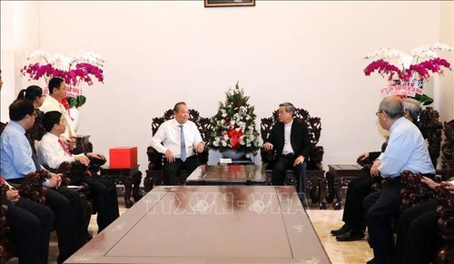 Вице-премьер Вьетнама Чыонг Хоа Бинь поздравил прихожан церкви с Рождеством - ảnh 1