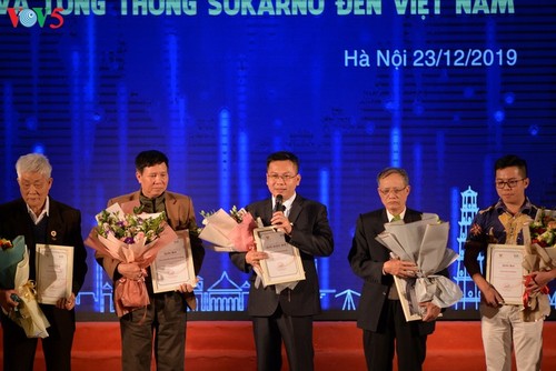 Награждены победители викторин об отношениях между Вьетнамом и Индонезией - ảnh 11