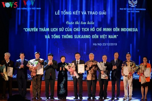 Награждены победители викторин об отношениях между Вьетнамом и Индонезией - ảnh 1