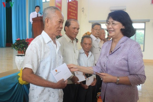 Вице-президент Вьетнама Данг Тхи Нгок Тхинь вручила новогодние подарки в провинции Тьензянг - ảnh 1