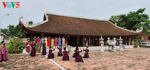 Мужчины во вьетнамском традиционном платье “аозай” - усиление праздничной атмосферы - ảnh 10