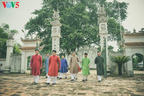Мужчины во вьетнамском традиционном платье “аозай” - усиление праздничной атмосферы - ảnh 11