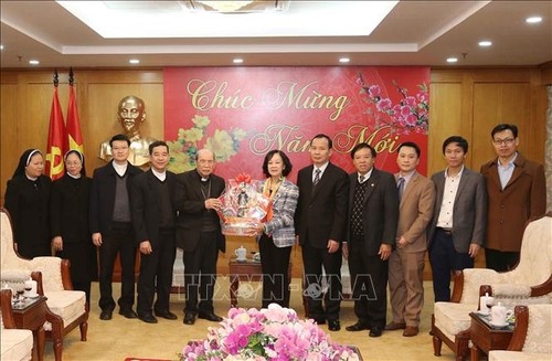 Заведующий отделом работы с народными массами ЦК КПВ приняла делегацию церковного прихода Хынгхоа - ảnh 1