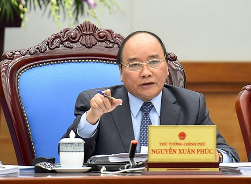 Премьер-министр Вьетнама председательствовал на заседании правительства по борьбе с коронавирусом - ảnh 1