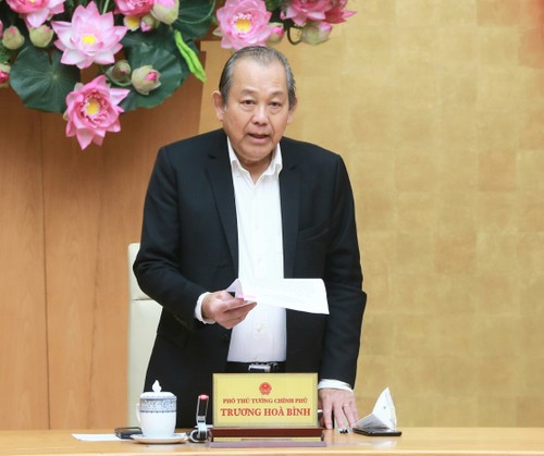 Вице-премьер Чыонг Хоа Бинь отметил необходимость активизации реализации плана правительства по упрощению административных процедур - ảnh 1