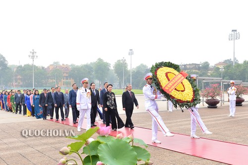 Руководители Партии, Государства, ОФВ вместе с депутатами парламента посетили мавзолей Хо Ши Мина - ảnh 1