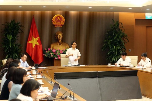 Вице-премьер Вьетнама Ву Дык Дам отметил необходимость активизации производства препаратов, изобретённых во Вьетнаме  - ảnh 1