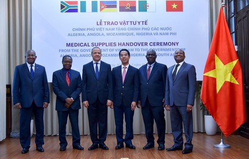 Вьетнам символически передал африканским странам медицинские принадлежности для борьбы с коронавирусом - ảnh 1