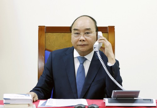 Премьер-министр Нгуен Суан Фук провёл телефонный разговор с японским коллегой Абэ Синдзо  - ảnh 1