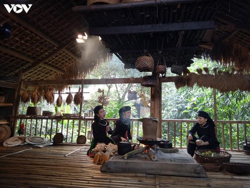 Селение народности Таи в провинции Тхайнгуен сохраняет в первозданном виде культурные традиции - ảnh 1