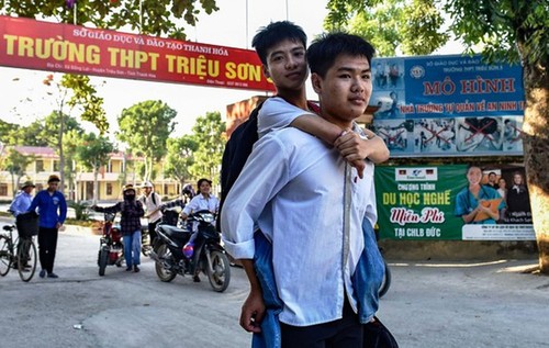 Сказка в реальной жизни: как Нго Минь Хиеу 10 лет носил друга в школу на спине - ảnh 1