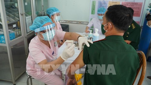 Во Вьетнаме сделали прививку от коронавируса почти 107 тыс. человек - ảnh 1