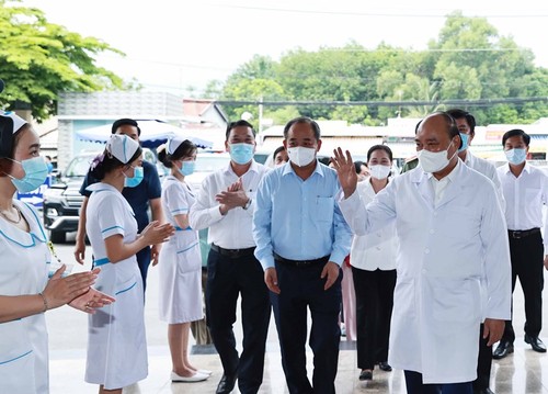 Нгуен Суан Фук: Первоочередной задачей в настоящее время является защита здоровья населения - ảnh 1