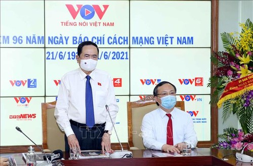 Вице-спикер НС СРВ Чан Тхань Ман поздравил радио Голос Вьетнама с Днем революционной прессы - ảnh 1