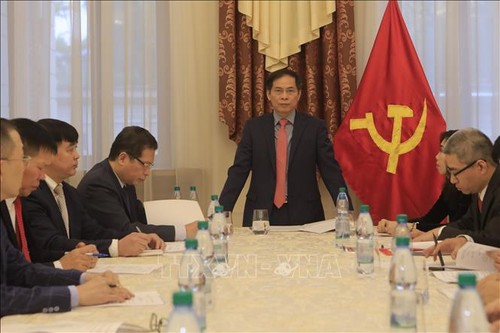 Глава МИД Буй Тхань Шон встретился с представителями вьетнамской диаспоры в России - ảnh 1