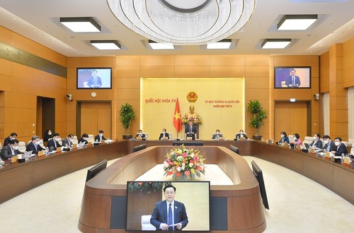 Постоянный комитет Национального Собрания Вьетнама изложил мнение о предстоящей внеочереной сессии парламента для решения неотложных и непредвиденных вопросов - ảnh 1