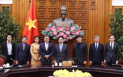 Премьер-министр Фам Минь Тинь предложил компании АstraZenecа продолжить предоставлять Вьетнаму вакцины против коронавируса нового поколения - ảnh 1