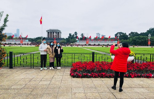 Ханой встретил более 105 тысяч туристов во время Тэта - ảnh 1