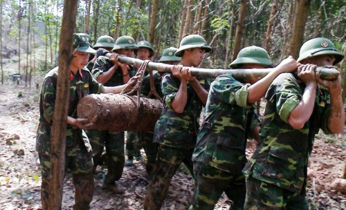 Вьетнам и международное сообщество прилагают совместные усилия для ликвидации последствий применения бомб и мин - ảnh 1