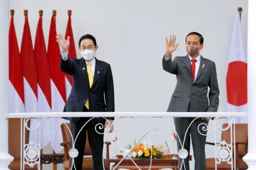 Японский премьер Фумио Кисида и президент Индонезии Джоко Видодо обсудили ситуации в Украине и Восточном море - ảnh 1