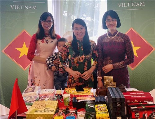 Вьетнамская миссия в Женеве приняла участие в Азиатском фестивале урожая - ảnh 1