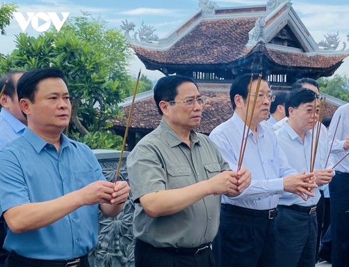 Премьер-министр Фам Минь Тинь отдал дань памяти павшим фронтовикам в Нгеане - ảnh 1